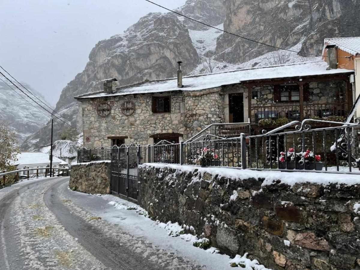 Apartamentos Rurales La Laguna Somiedo Valle de Lago Eksteriør bilde